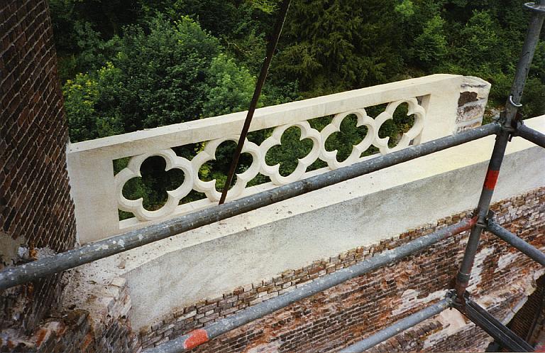 Sommet de la grande filature, détail de ballustres après travaux de restauration (Photographie EPFN, 1998).