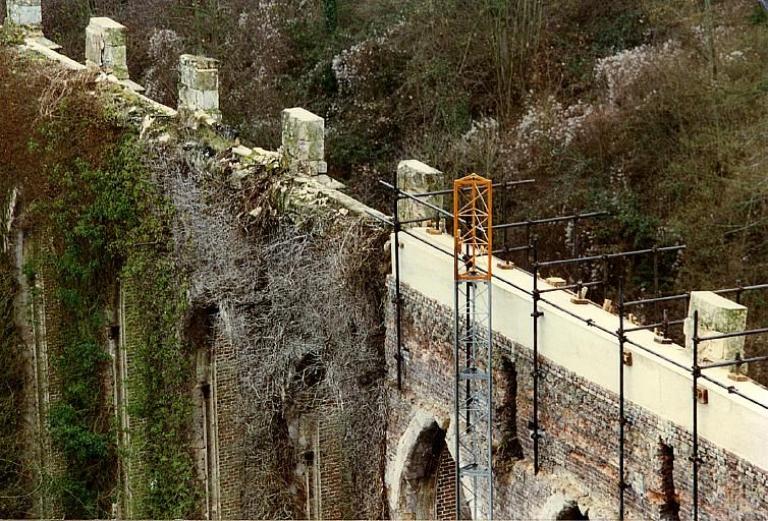 Sommet de la grande filature, pendant les travaux de refection (Photographie EPFN, 1998).