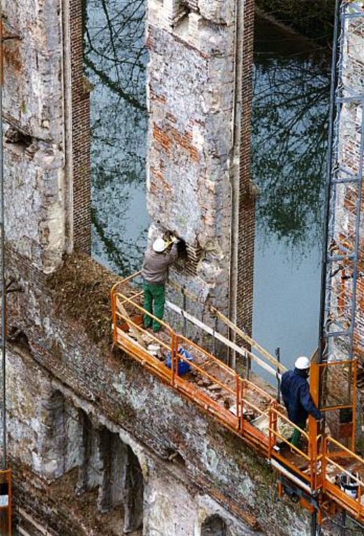 Façade nord de la grande filature, pendant les travaux de rejointoiement (Photographie EPFN, 1998).