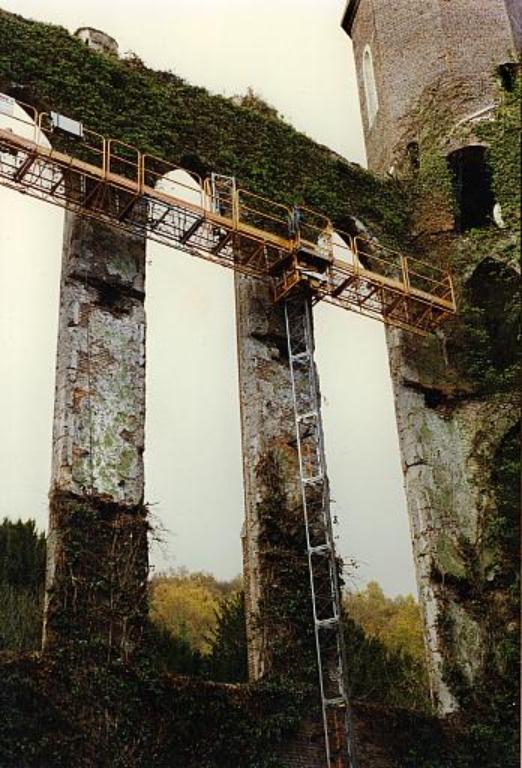 Vue détaillée de l'élévation nord de la grande filature pendant les travaux de confortement des baies ogivales (Photographie EPFN, 1998).