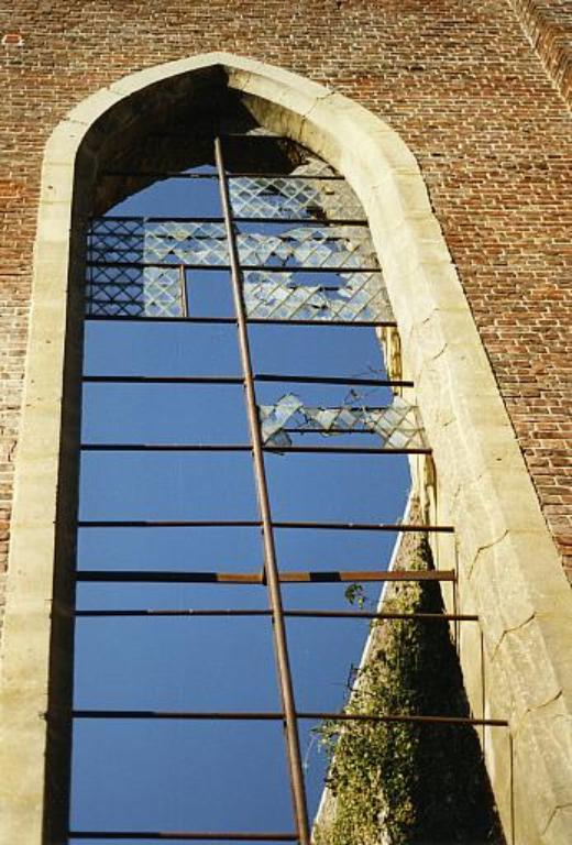 Elévation nord de la grande filature, détail d'une baoie ogivale après travaux de restauration (Photographie EPFN, 1998).