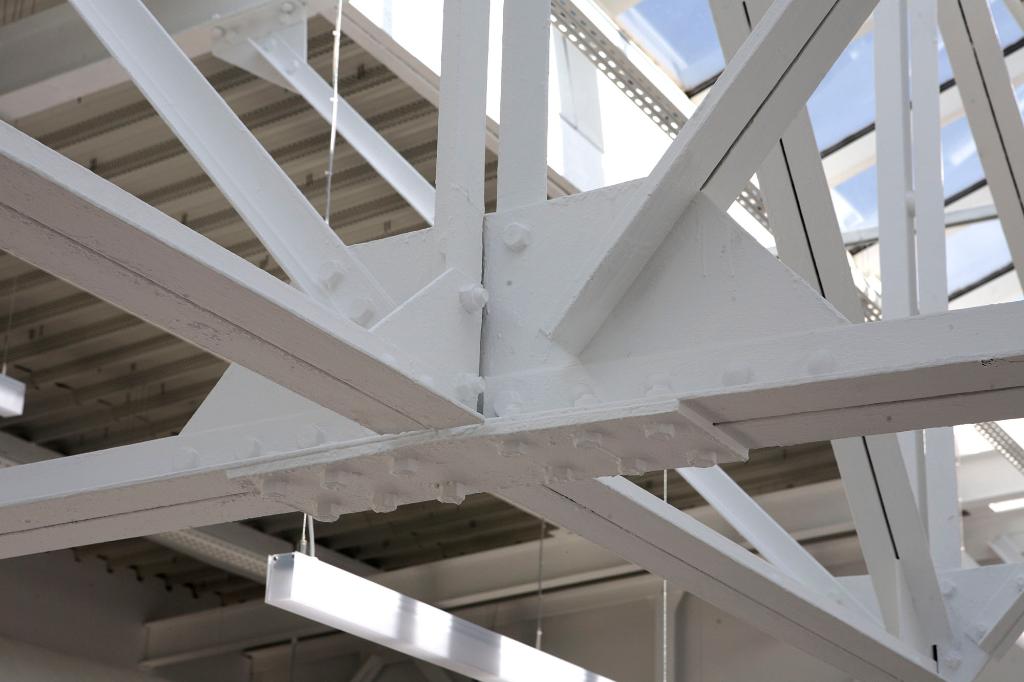 Vue intérieure pendant les travaux de reconversion, détail de la charpente métallique.