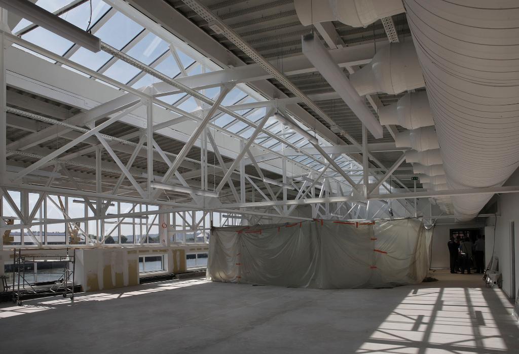 Vue intérieure pendant les travaux de reconversion, espace sous toiture.