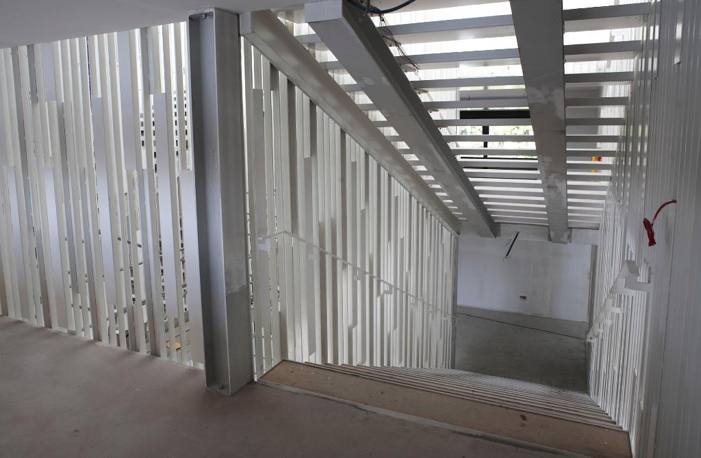 Vue intérieure pendant les travaux de reconversion, escalier central.