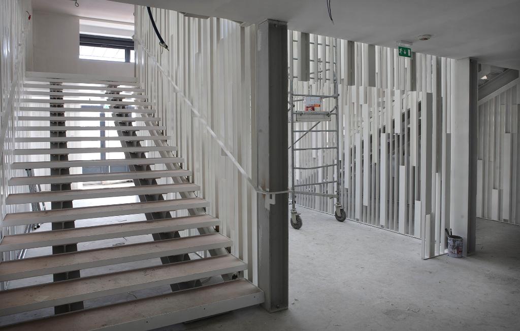 Vue intérieure pendant les travaux de reconversion, escalier central.