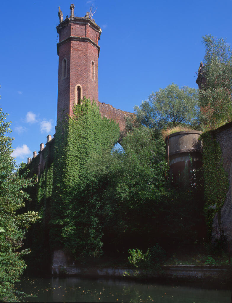 Vue détaillée du pignon ouest de la grande filature depuis le canal d'amenée.