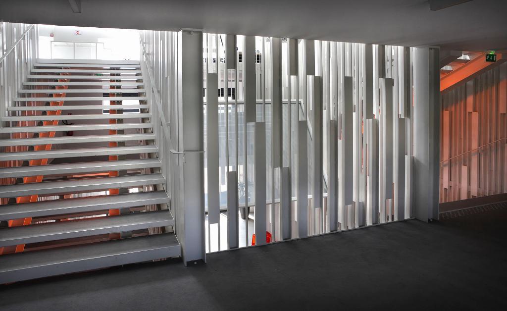 Vue intérieure après reconversion, escalier central.