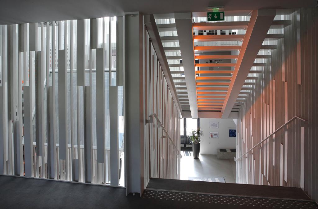 Vue intérieure après reconversion, escalier central.