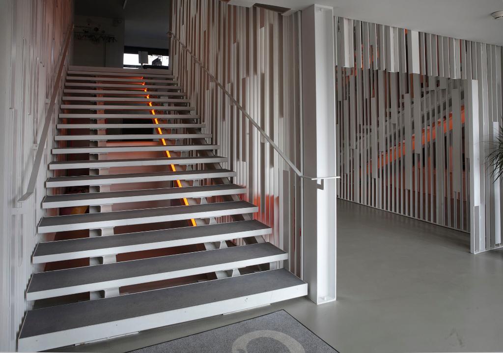 Vue intérieure après reconversion, escalier central.