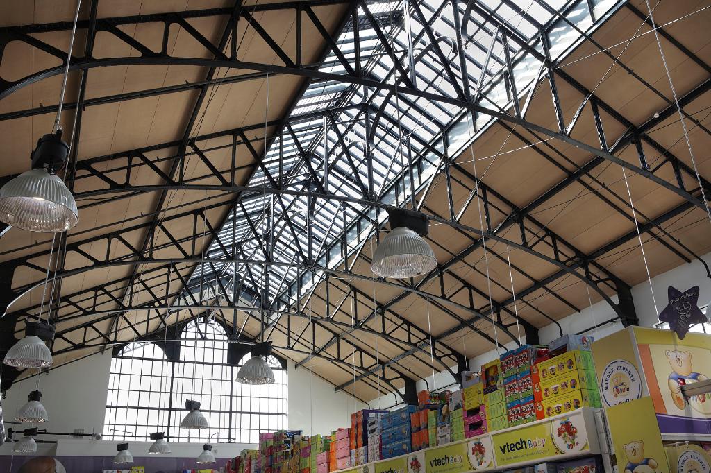 Vue intérieure de l'ancienne centrale thermique reconvertie en magasin de jouets, détail de la charpente métallique.