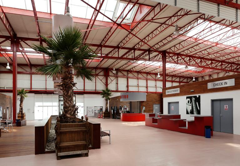 Elévation intérieure. Hall d'accueil et zone d'enregistrement des bagages.