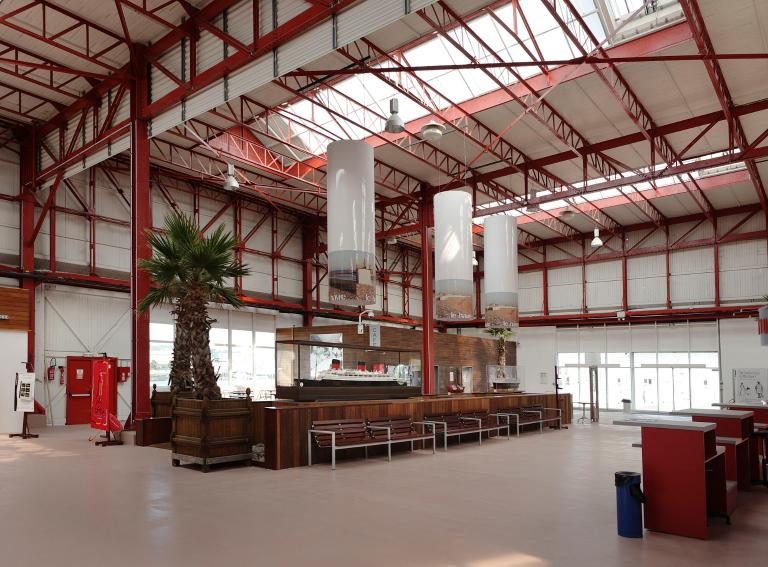 Elévation intérieure. Hall d'accueil et espace de restauration.