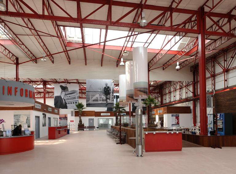 Elévation intérieure. Hall d'accueil et espace de restauration.