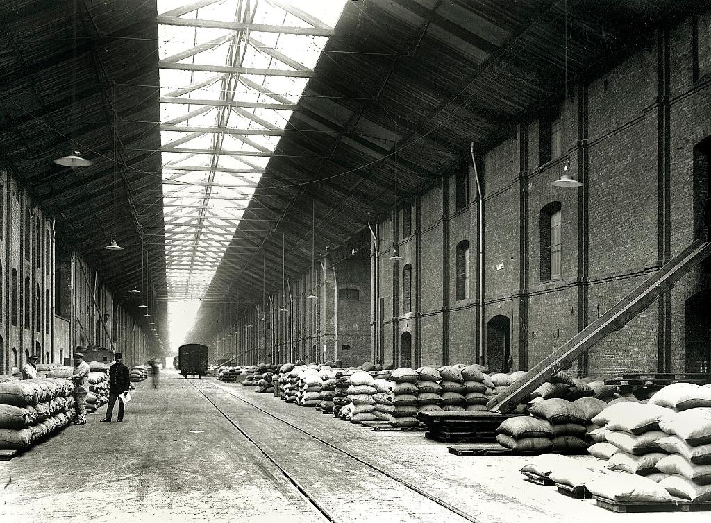 Vue d'une rue intérieure.- Photographie, vers 1900 (Grand port maritime du Havre).