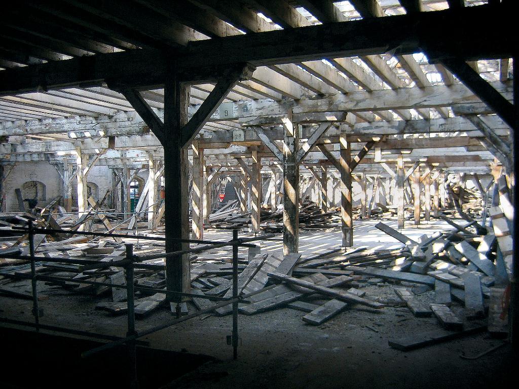 Dépose des planchers, pendant les travaux de reconversion.- Phtotographie, 2008 (Coll. Reichen et Robert & Associés Architectes-Urbanistes).