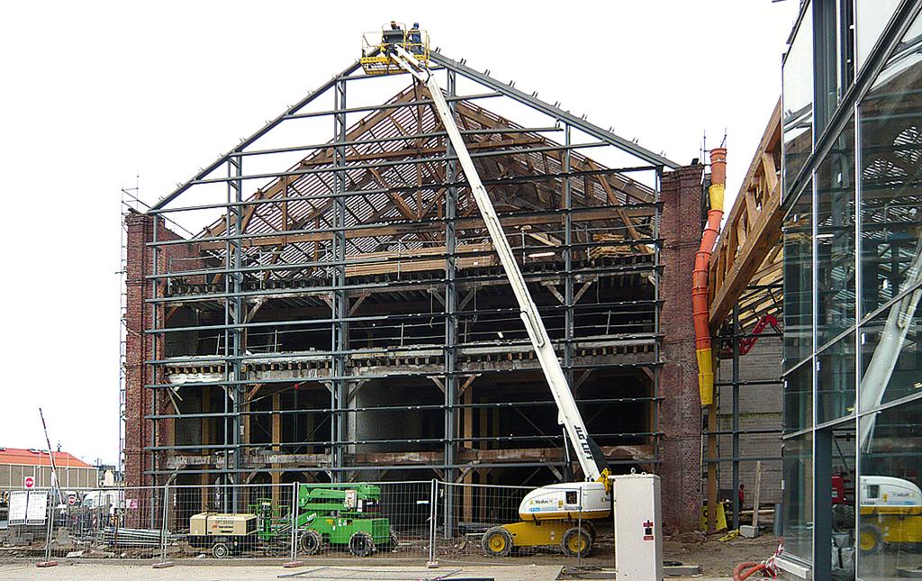 Démontage du pignon est de l'entrepôt situé quai des Antilles, pendant les travaux de reconversion.- Photographie, 2008 (Coll. Reichen et Robert & Associés Architectes-Urbanistes).