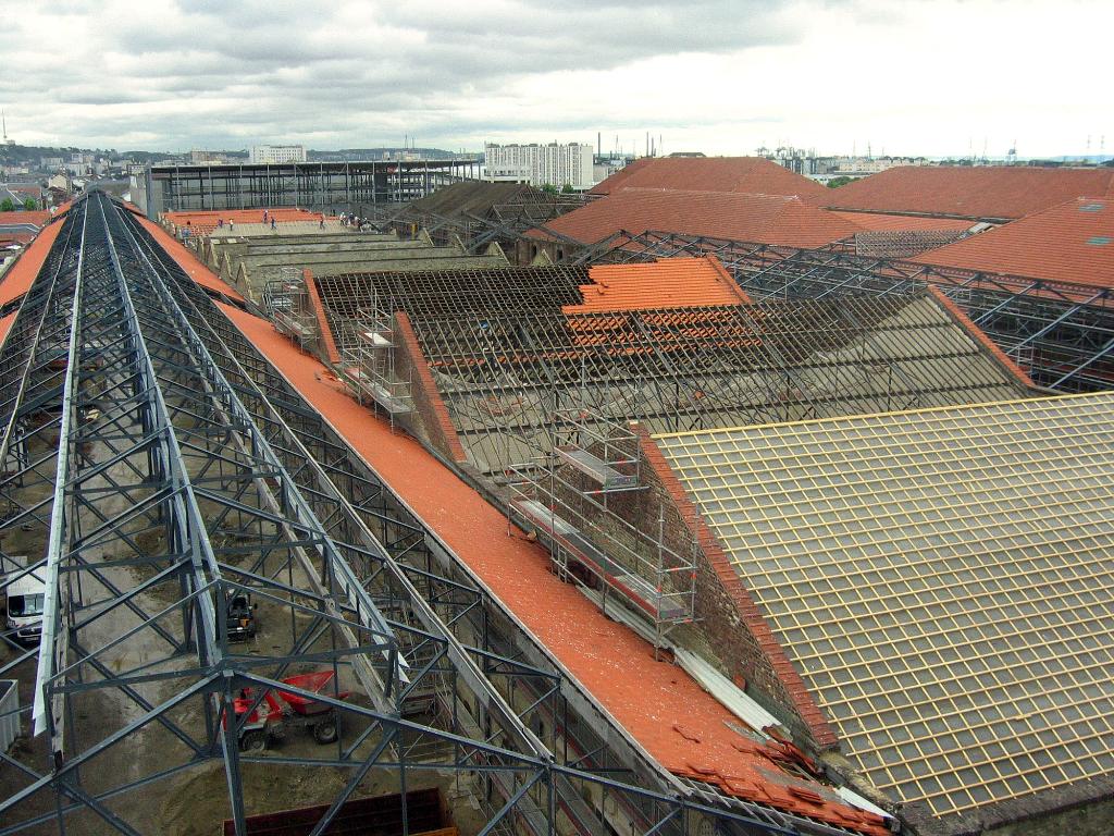 Reprise des couvertures, pendant les travaux de reconversion.- Photographie, 2008 ( Coll. Reichen et Robert & Associés Architectes-Urbanistes).