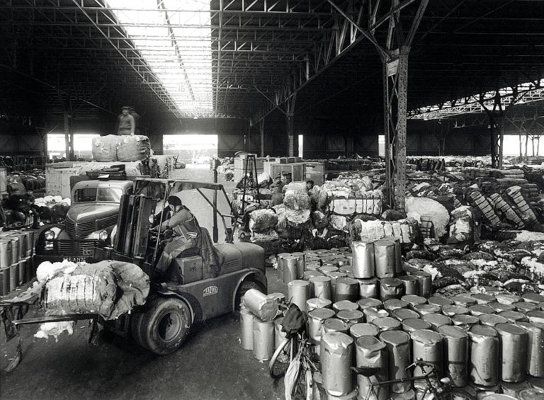Hangar 1. Elévation intérieure, chargement de marchandises.- Photographie, vers 1950 (Collection particulière).