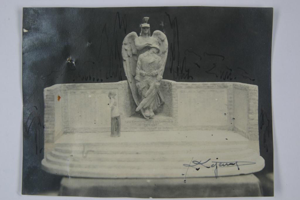 Maquette du projet.- Photographie d'atelier, vers 1920, signature autographe de Lejeune (AD Eure, 140 T 7).