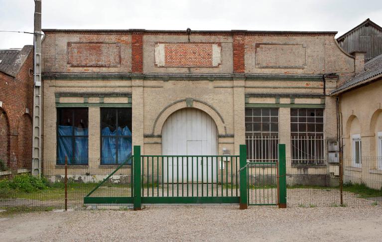Atelier de fabrication (bâtiment 10 du plan de 1940 par Mauge), façade avec fronton reconstruite entre 1904 et 1910.
