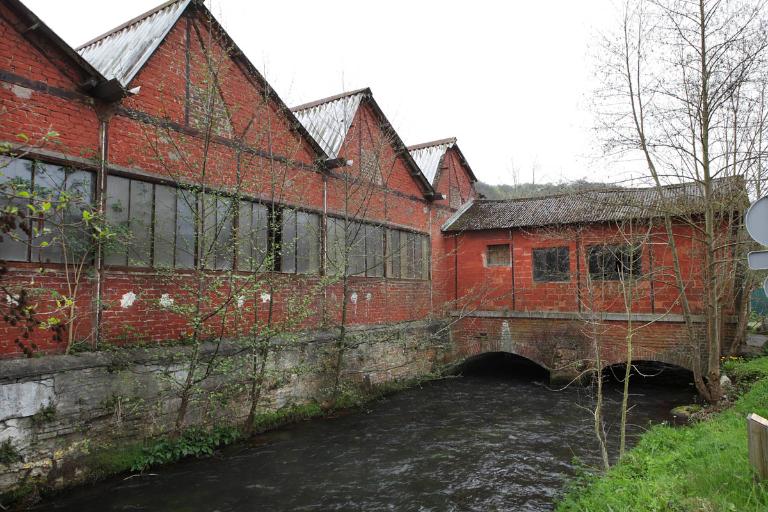 Atelier de transformation du laiton, façade sur le bras droit de l'Andelle et bâtiment de la roue hydraulique, depuis le nord.