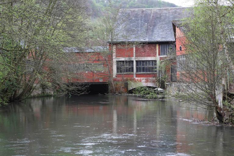 L'usine des Ponts fondée en 1788 comme laminoir et martinet des Fonderies de cuivre de Romilly. ; Atelier et bâtiment de la roue hydraulique établis à cheval sur le bras gauche de l'Andelle, depuis le nord-est.