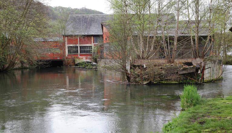Ateliers et bâtiment de la roue hydraulique à cheval sur le bras gauche de l'Andelle, depuis le nord-est.