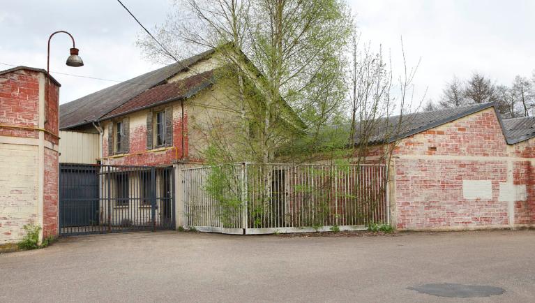 Entrée de l'usine, depuis le sud.