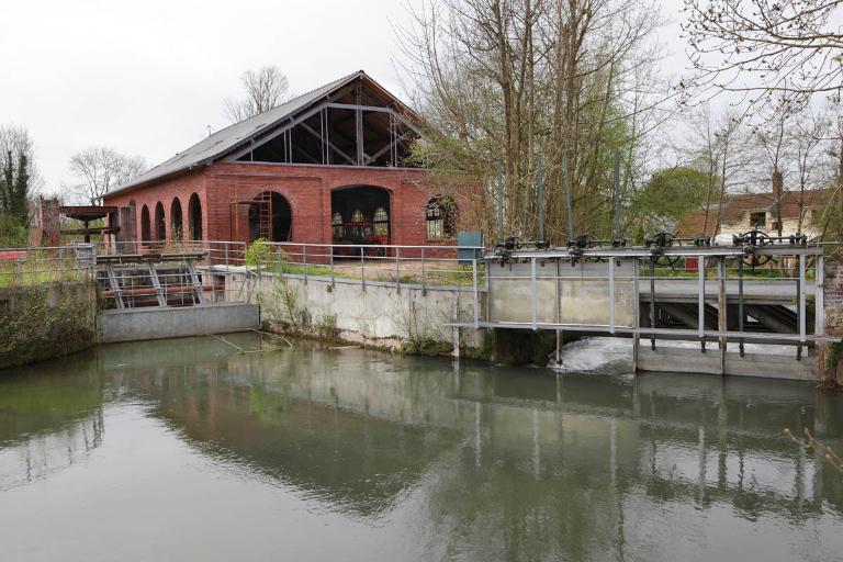 Atelier de mécanique de la taillanderie en cours de reconversion en logement avec le vannage de dérivation (à droite) et le vannage d'alimentation (à gauche), depuis l'est.