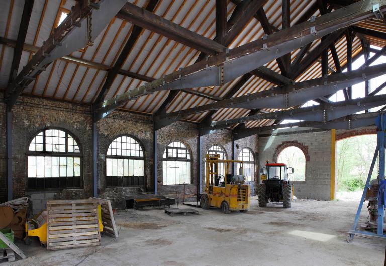 Atelier de mécanique de la taillanderie en cours de reconversion en logement, vue intérieure.