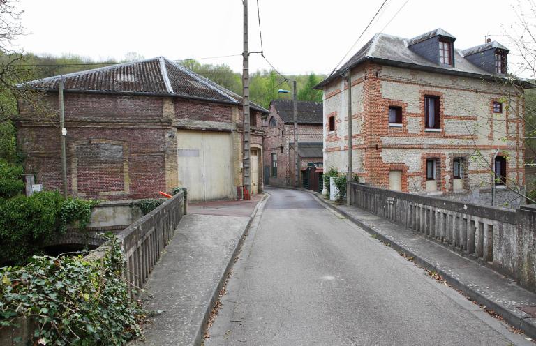 Vue générale du moulin (à gauche), depuis le nord.