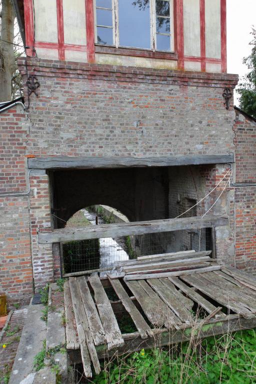 Vue détaillée du bâtiment d'eau, cage de la roue.
