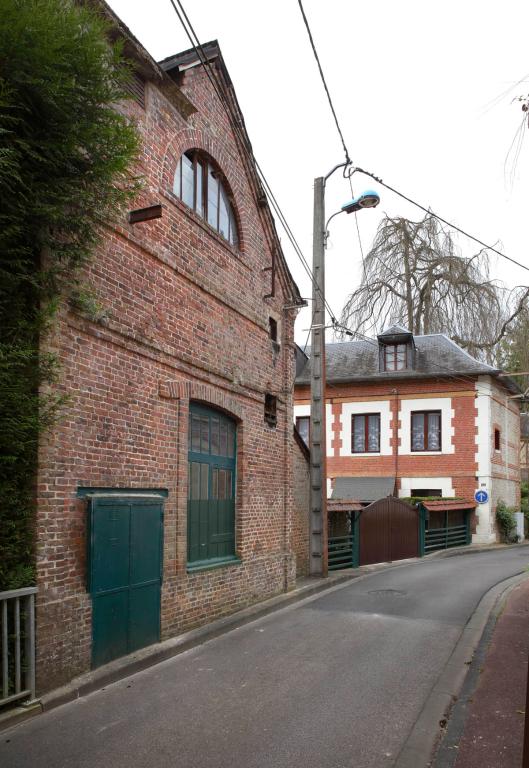 Vue du pignon est et du logement à l'arrière plan.