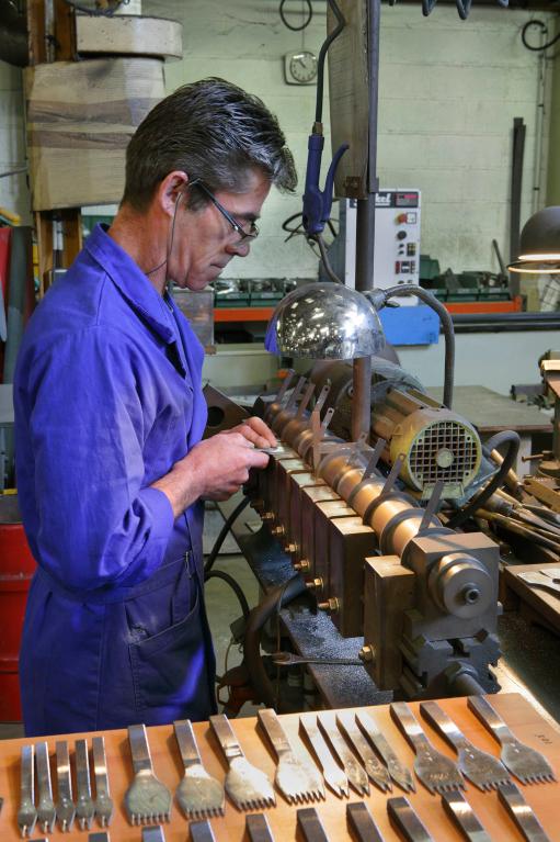 Atelier créé en 1993, vue intérieure, fabrication de griffes à frapper le cuir. 