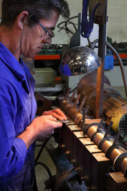 Atelier créé en 1993, vue intérieure, fabrication de griffes à frapper le cuir. 