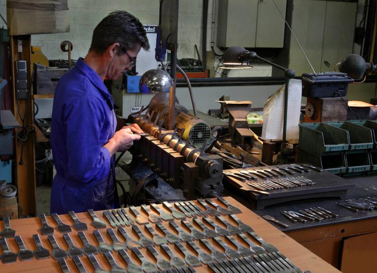 La taillanderie Soubeyran puis Vergez-Blanchard fondée au début du XXe siècle sur l'un des sites des Fonderies de cuivres de Romilly. ; Atelier créé en 1993, vue intérieure, fabrication de griffes à frapper le cuir.  ; Fabrication d’outils de métiers haut de gamme à la taillanderie Vergez-Blanchard implantée à Romilly-sur-Andelle.