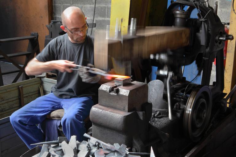 Atelier créé en 1993, vue intérieure, mise en forme des outils à la forge par étampage à chaud au martinet.