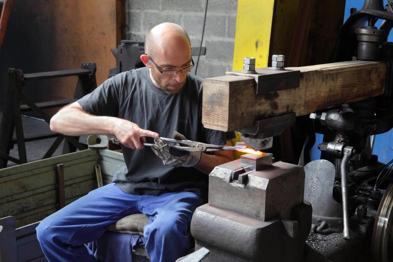 Atelier créé en 1993, vue intérieure, mise en forme des outils à la forge par étampage à chaud au martinet.