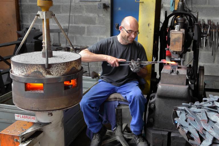 Atelier créé en 1993, vue intérieure, mise en forme des outils à la forge par étampage à chaud au martinet.