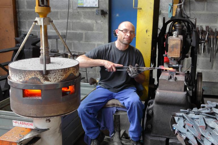 Atelier créé en 1993, vue intérieure, mise en forme des outils à la forge par étampage à chaud au martinet.