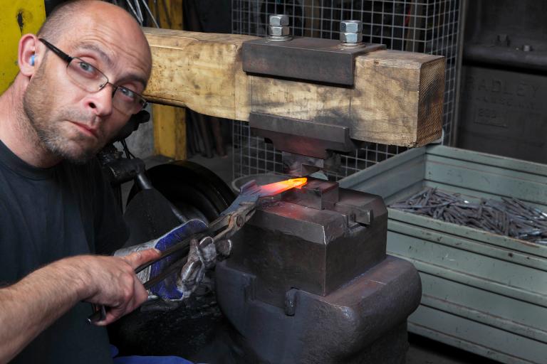 Atelier créé en 1993, vue intérieure, mise en forme des outils à la forge par étampage à chaud au martinet.