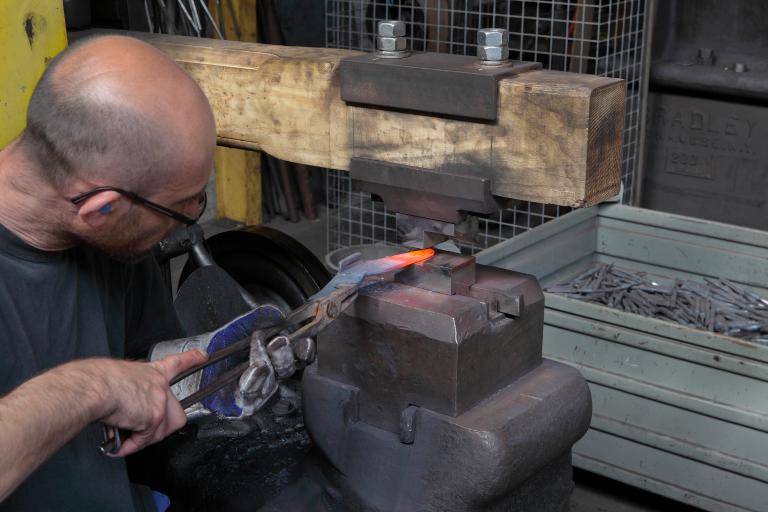 Atelier créé en 1993, vue intérieure, mise en forme des outils à la forge par étampage à chaud au martinet.