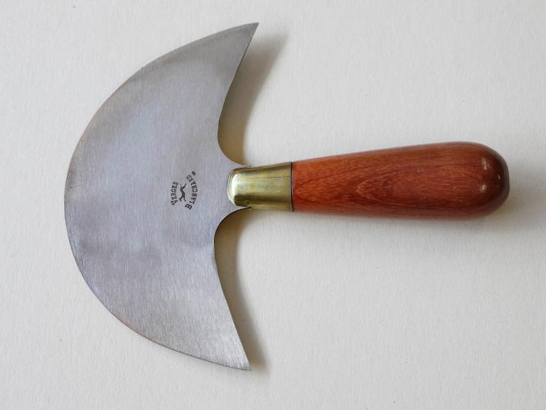 Exemple d'outils produits par la tallanderie Vergez-Blanchard : couteau à pied demi-lune (pour sellier).