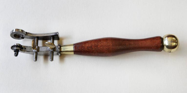 Exemple d'outils produits par la tallanderie Vergez-Blanchard : griffe à molette à conducteur avec boîte réservoir (pour sellier).