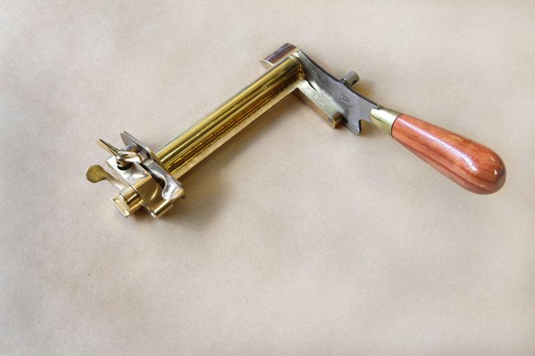 Exemple d'outils produits par la tallanderie Vergez-Blanchard : couteau mécanique en laiton pour couper les bandes de cuirs (pour sellier).