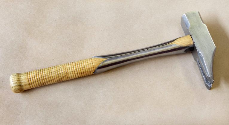 Exemple d'outils produits par la tallanderie Vergez-Blanchard : marteau à manche en bois à clavette acier (pour tapissier).