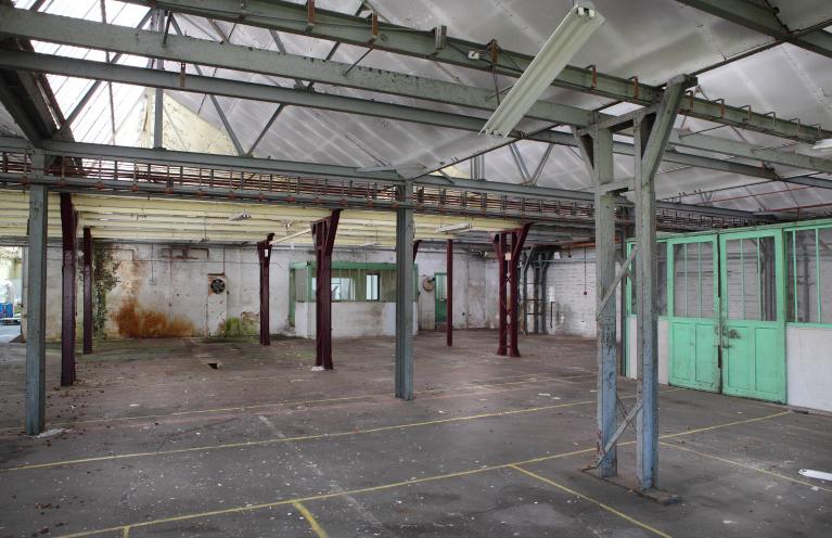 Atelier couvert en shed, vue intérieure.