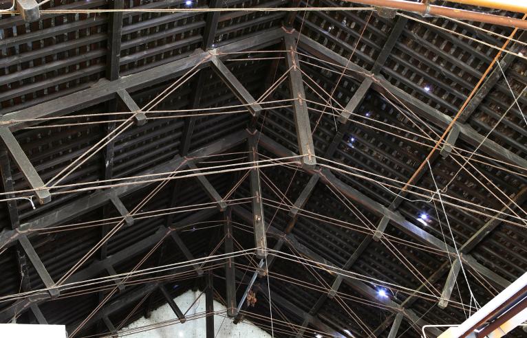 Vue intérieure de la halle édifiée en 1837, détail de la charpente.