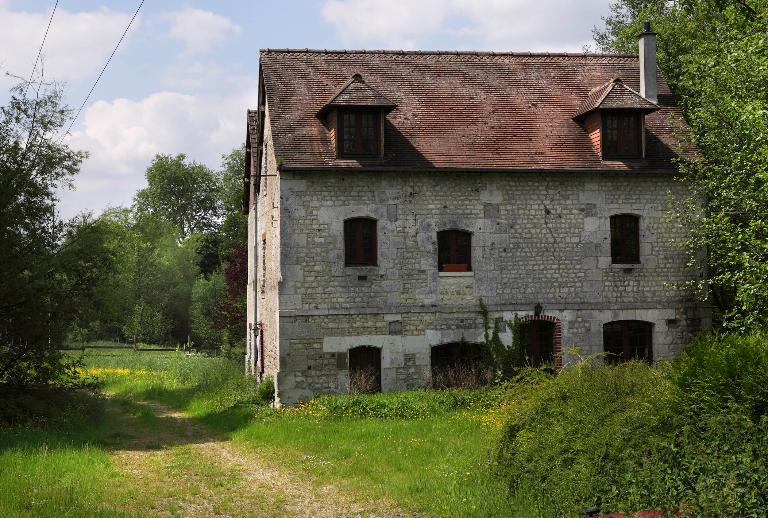 Vue d'ensemble du moulin depuis l'est.