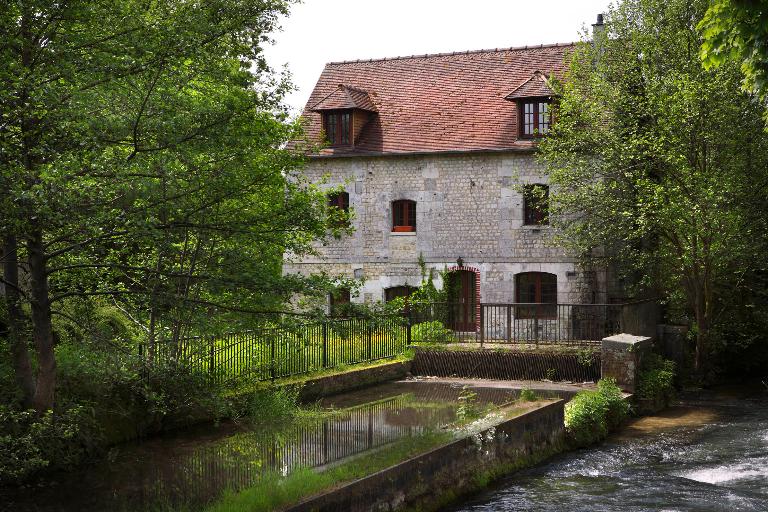 Vue d'ensemble du moulin et du système hydraulique depuis le nord-est.